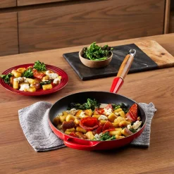 LE CREUSET Støpejernspanne med Trehåndtak 28cm Cerise