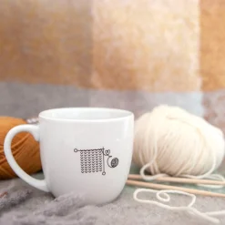 PORSGRUNDS PORSELÆNSFABRIK Porsgrunds Porselænsfabrik Hashtag Krus Strikk deg Lykkelig 38cl