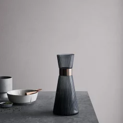 ROSENDAHL Grand Cru Vannkaraffel m/Riller 1L Grå